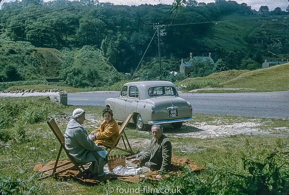 a 1950s family picnic with their austin a30