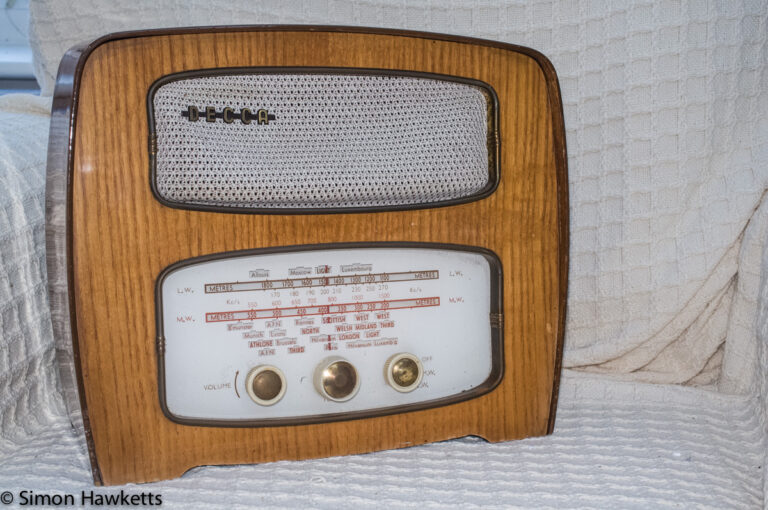 A Picture of the Decca TT33 desktop radio