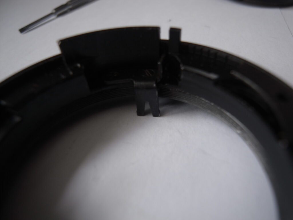 Pentacon 50mm strip down and clean - The lever in the lens body