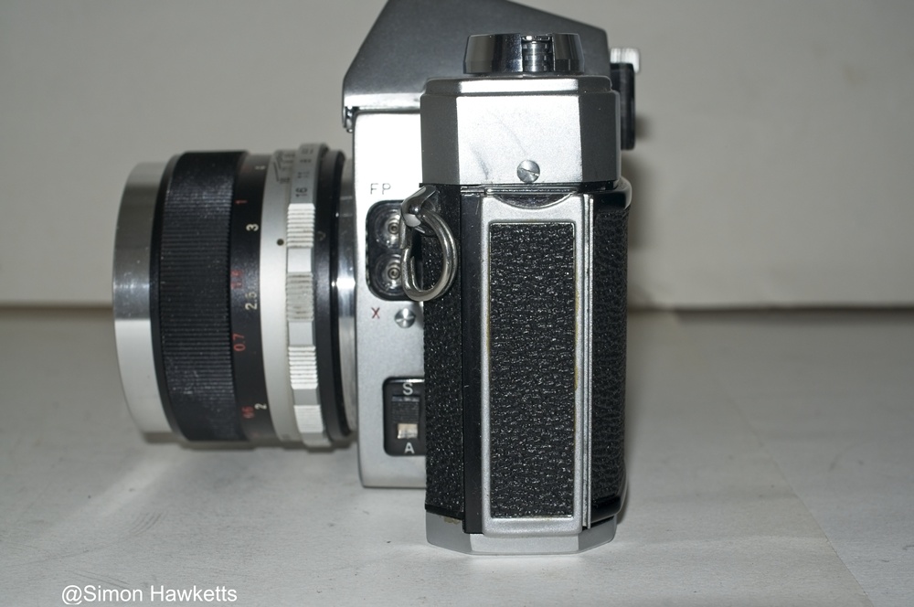 Mamiya/Sekor 500 DTL 35mm SLR camera - Side view showing door release