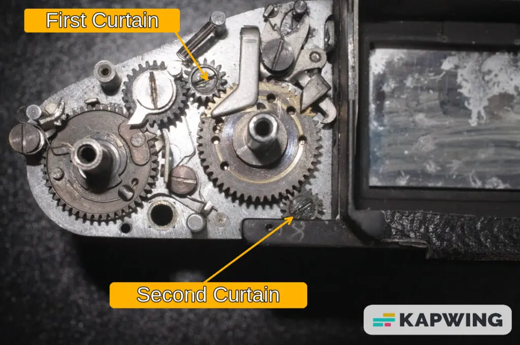 A photo showing the position of the first and second curtain cogs on the Exakta Varex shutter