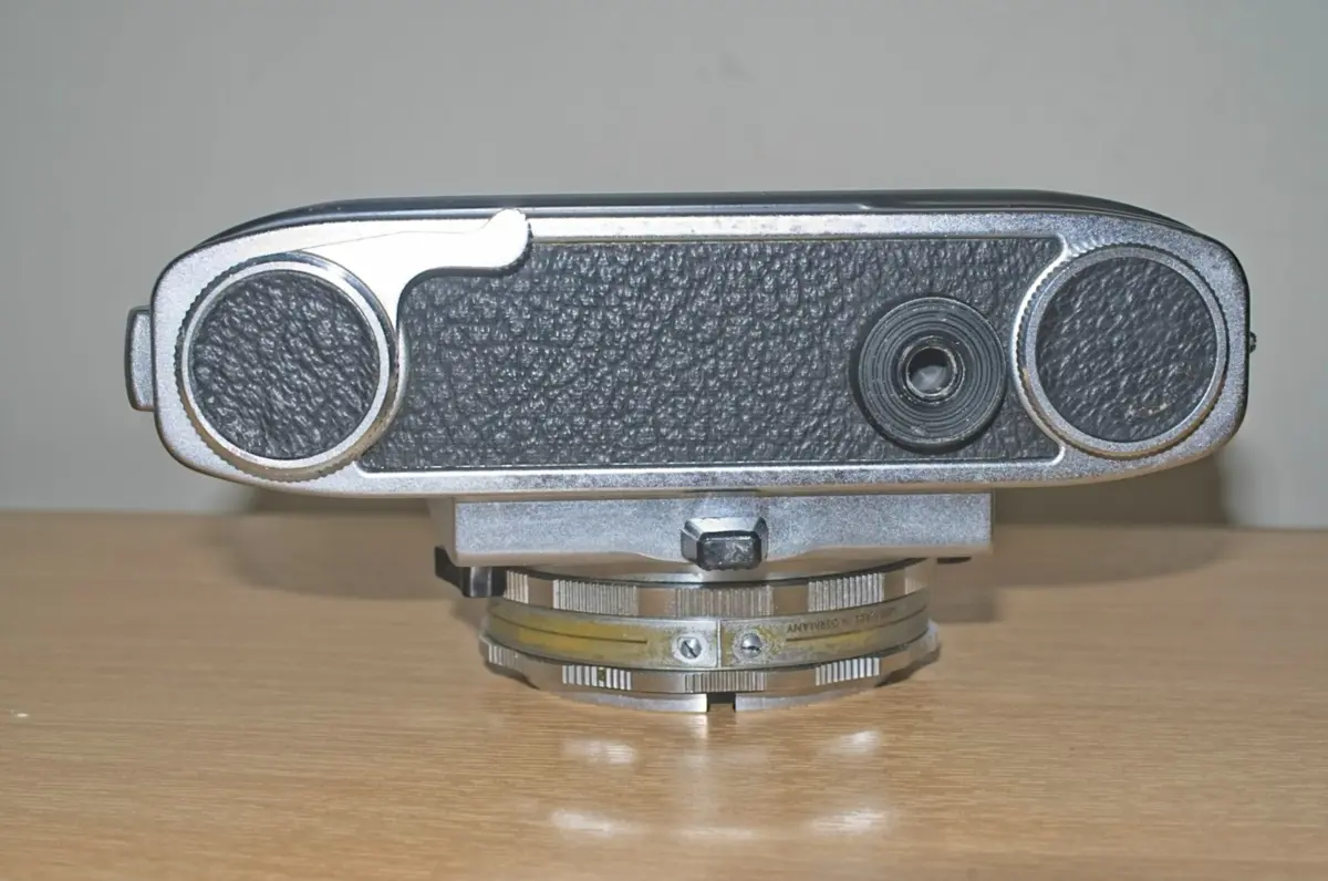 Agfa Flexilette 35mm TLR - Bottom of camera including film advance