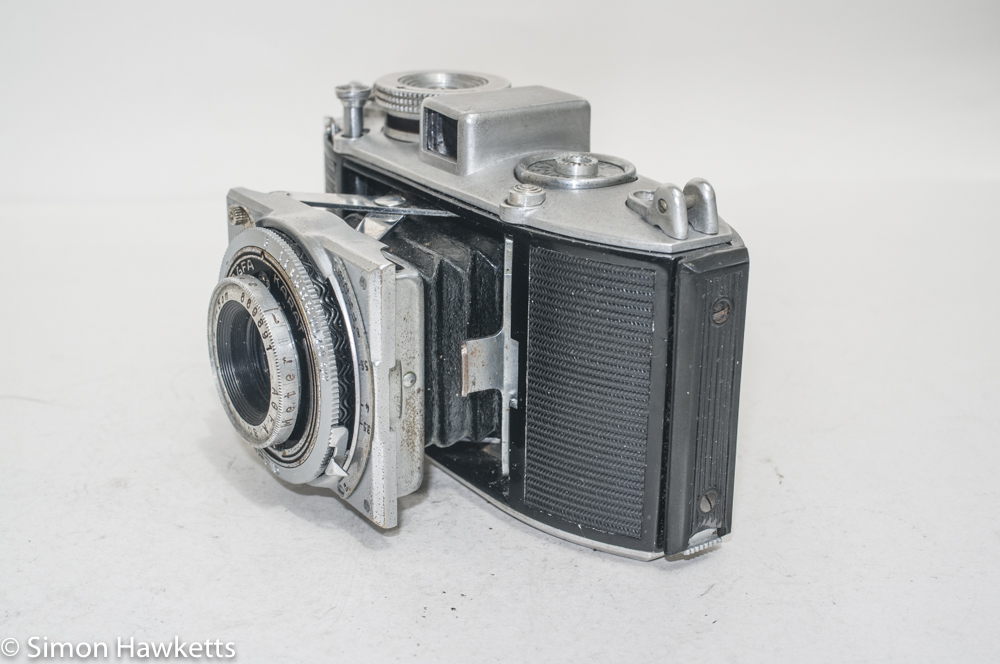 agfa karat f 3 5 viewfinder camera side view showing lens release and lock