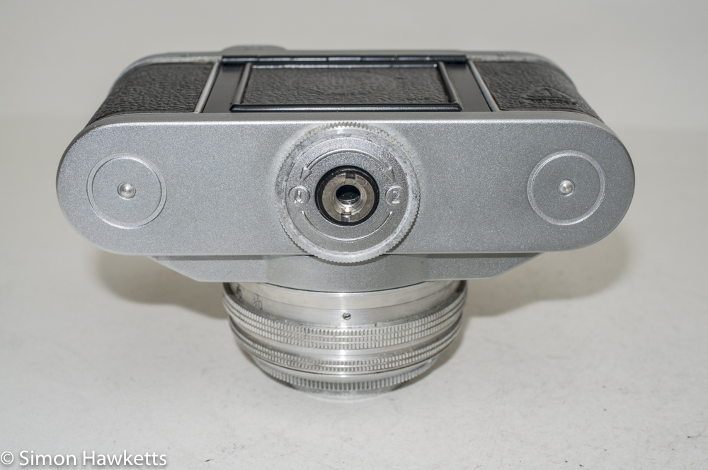 altissa altix 35mm viewfinder camera lock on bottom of the camera