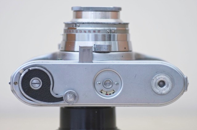 arette 1c rangefinder bottom of camera showing film advance