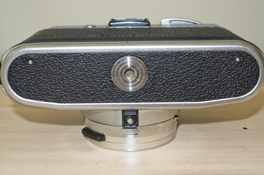 Voigtlander Bessamatic 35mm SLR: Bottom of camera