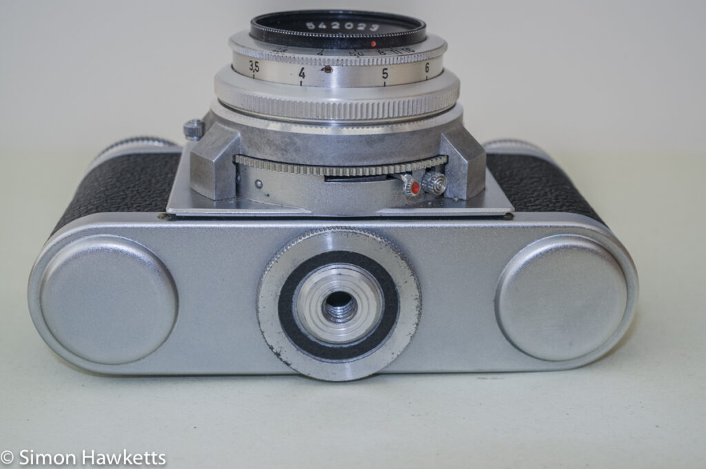Braun Paxette viewfinder camera - Bottom of camera with tripod bush
