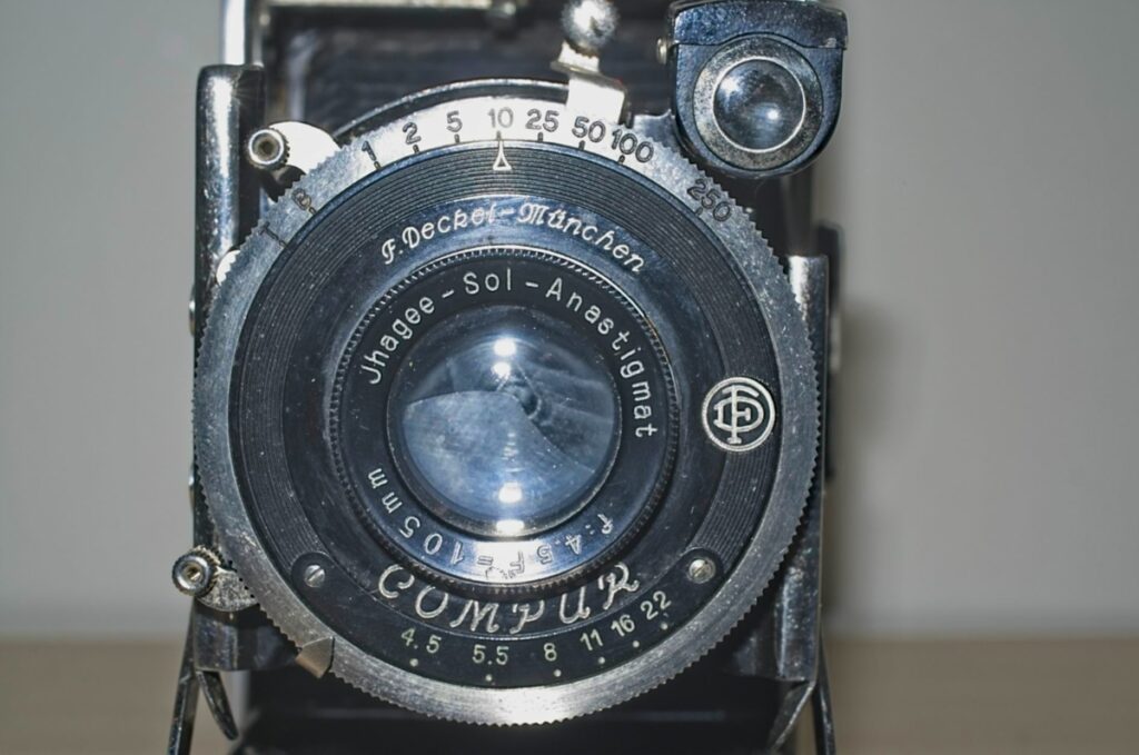 Folding Camera : Compur 8 speed shutter