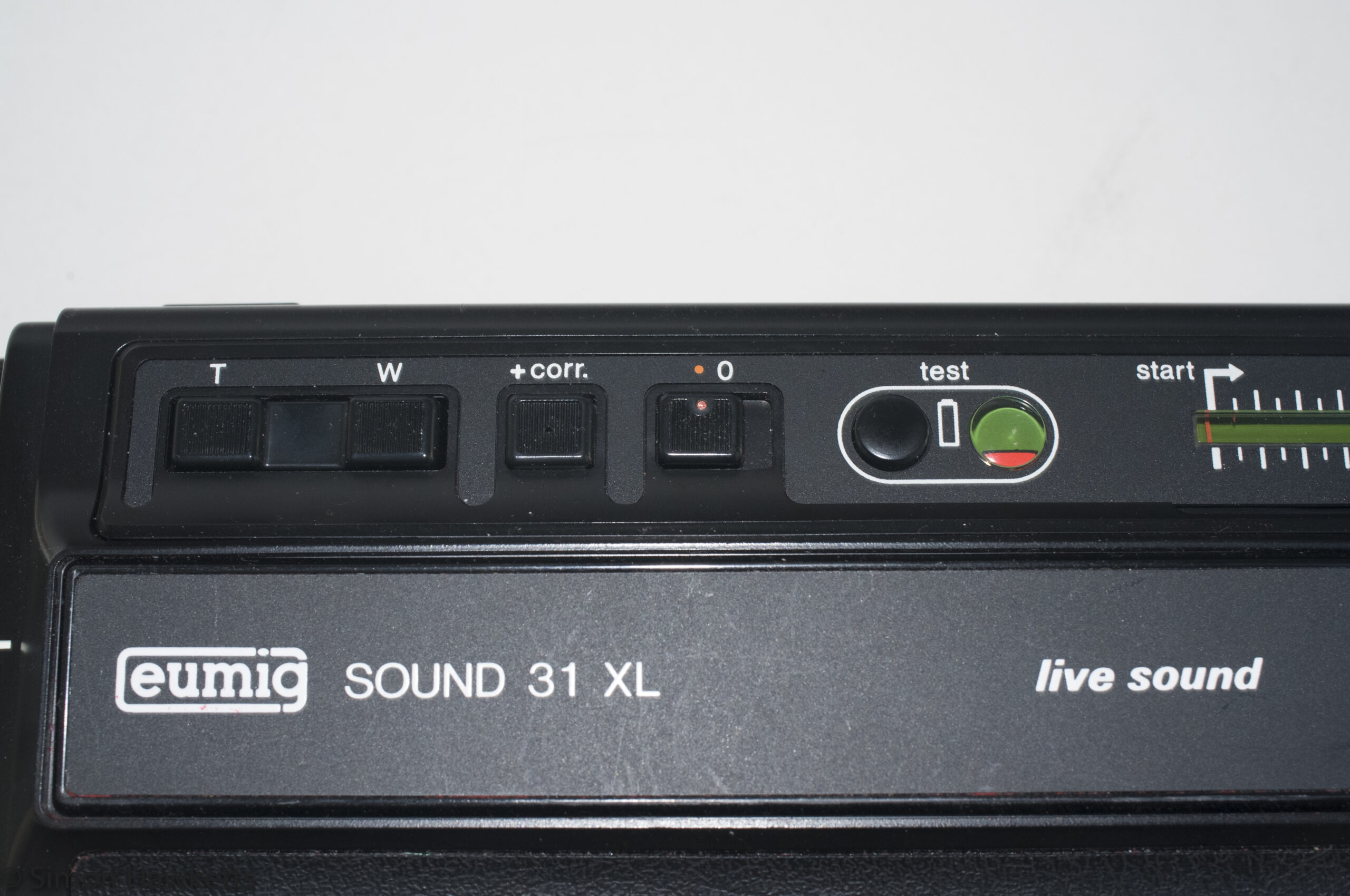 Eumig Sound 31 XL cine camera - Zoom and +Corr. Controls, on/off switch and battery test