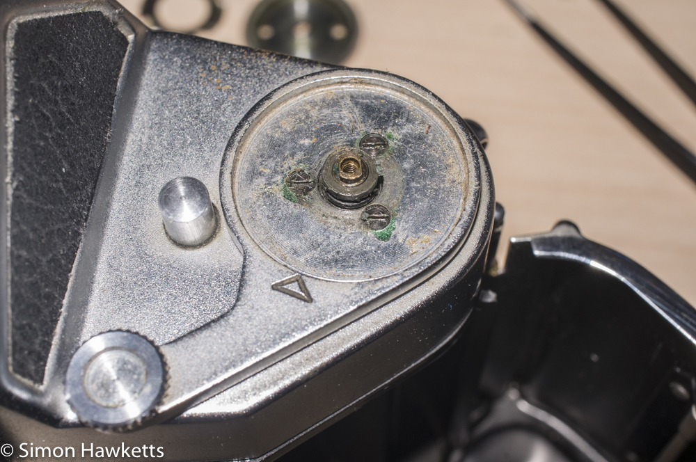 Exakta Exa II shutter repair  - Screws holding film advance