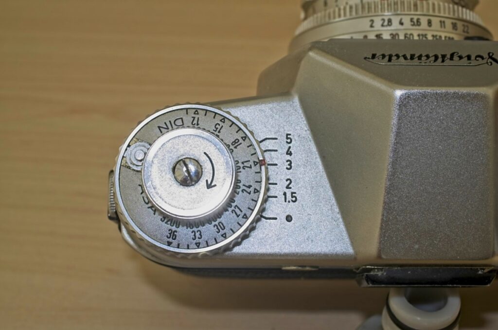 Voigtlander Bessamatic 35mm SLR: Film speed, light meter and filter compensation