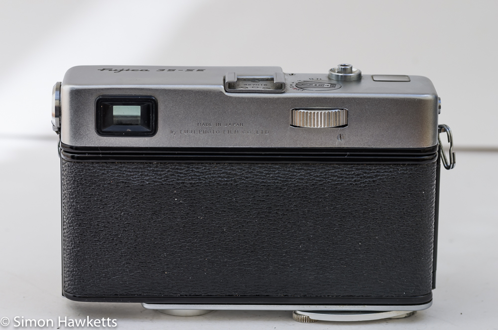 fujica 35 se 35mm rangefinder camera back of the camera