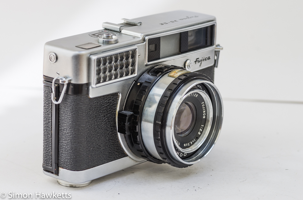 fujica 35 se 35mm rangefinder camera side view showing film speed setting control and light cell