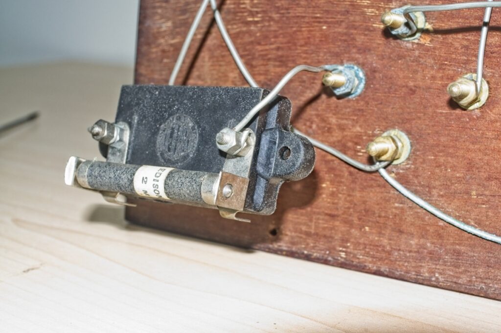 Joseph Baker Single valve radio: Capacitor with shunt resistor