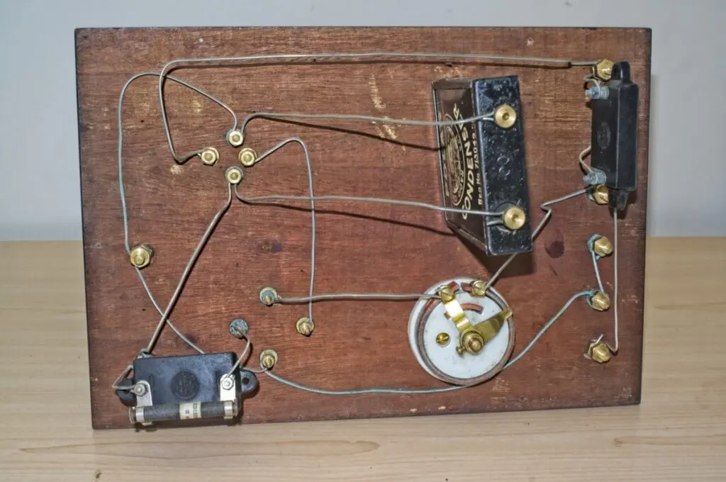 Joseph Baker Single valve radio: Very simple wiring