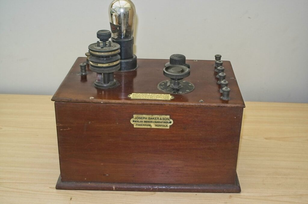 Joseph Baker Single valve radio: View of the radio