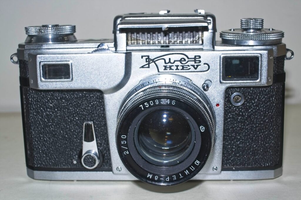 Kiev 4 Rangefinder : Front of camera with light meter uncovered