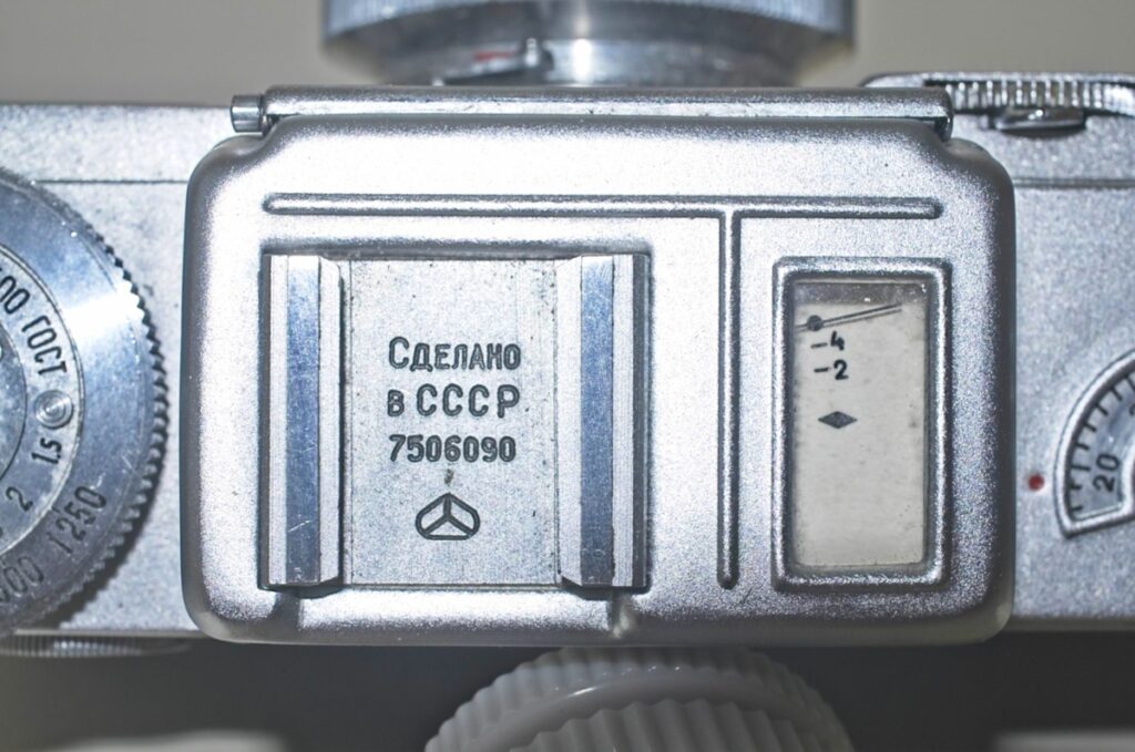Kiev 4 Rangefinder : Lightmeter and flash socket