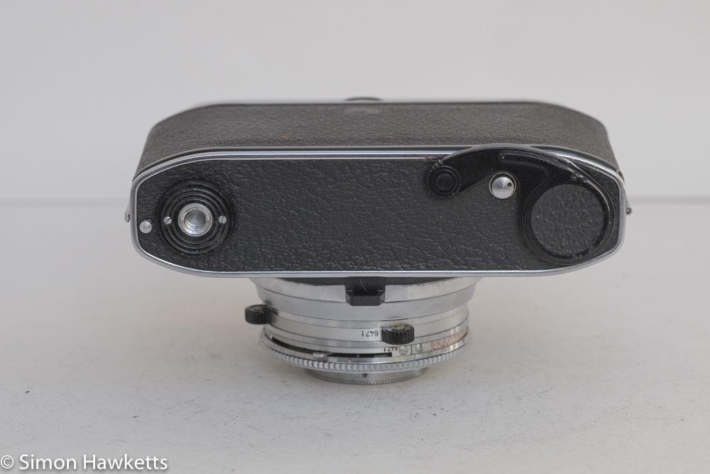 Kodak Retinette 1B 35mm viewfinder camera - bottom of camera showing film advance