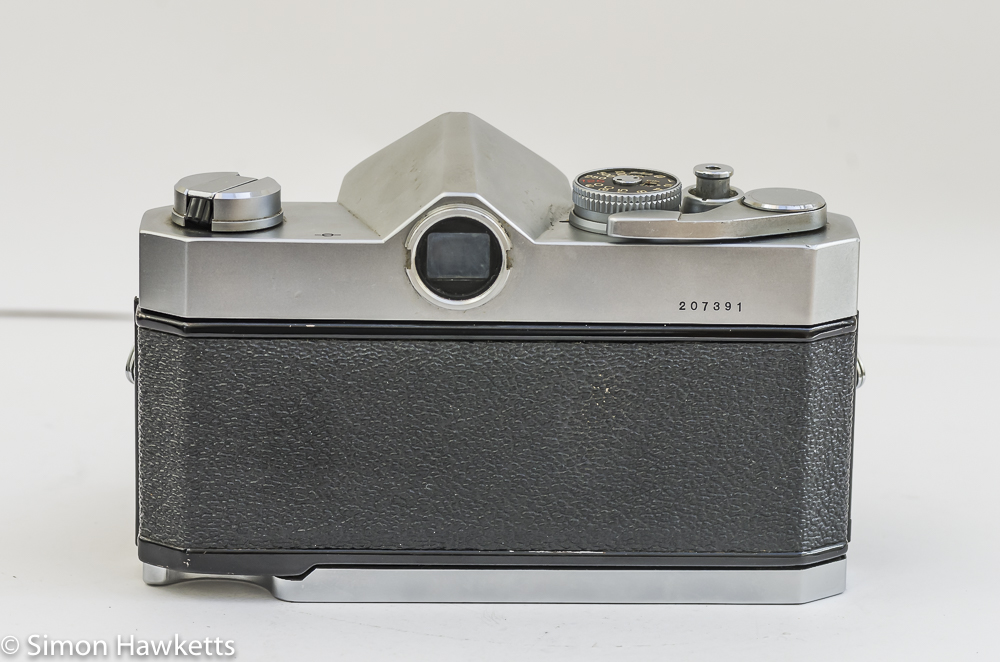 Konica Autoreflex T2 35mm slr back view with film door closed