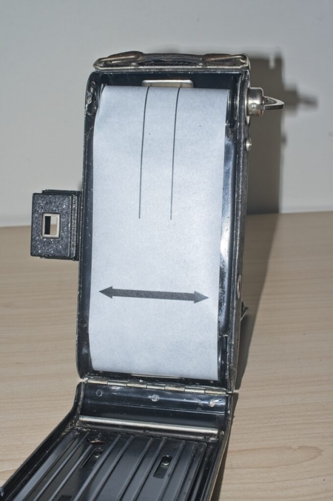 Folding Camera : Loading with film