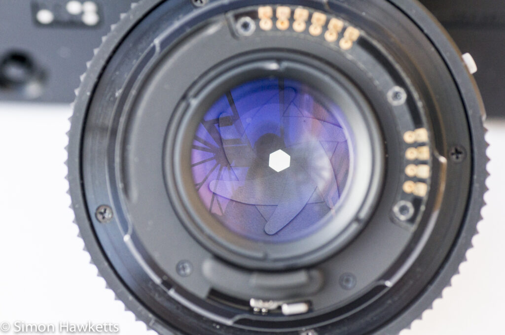 Mamiya ZM Quartz 35mm slr camera showing 6 blade aperture