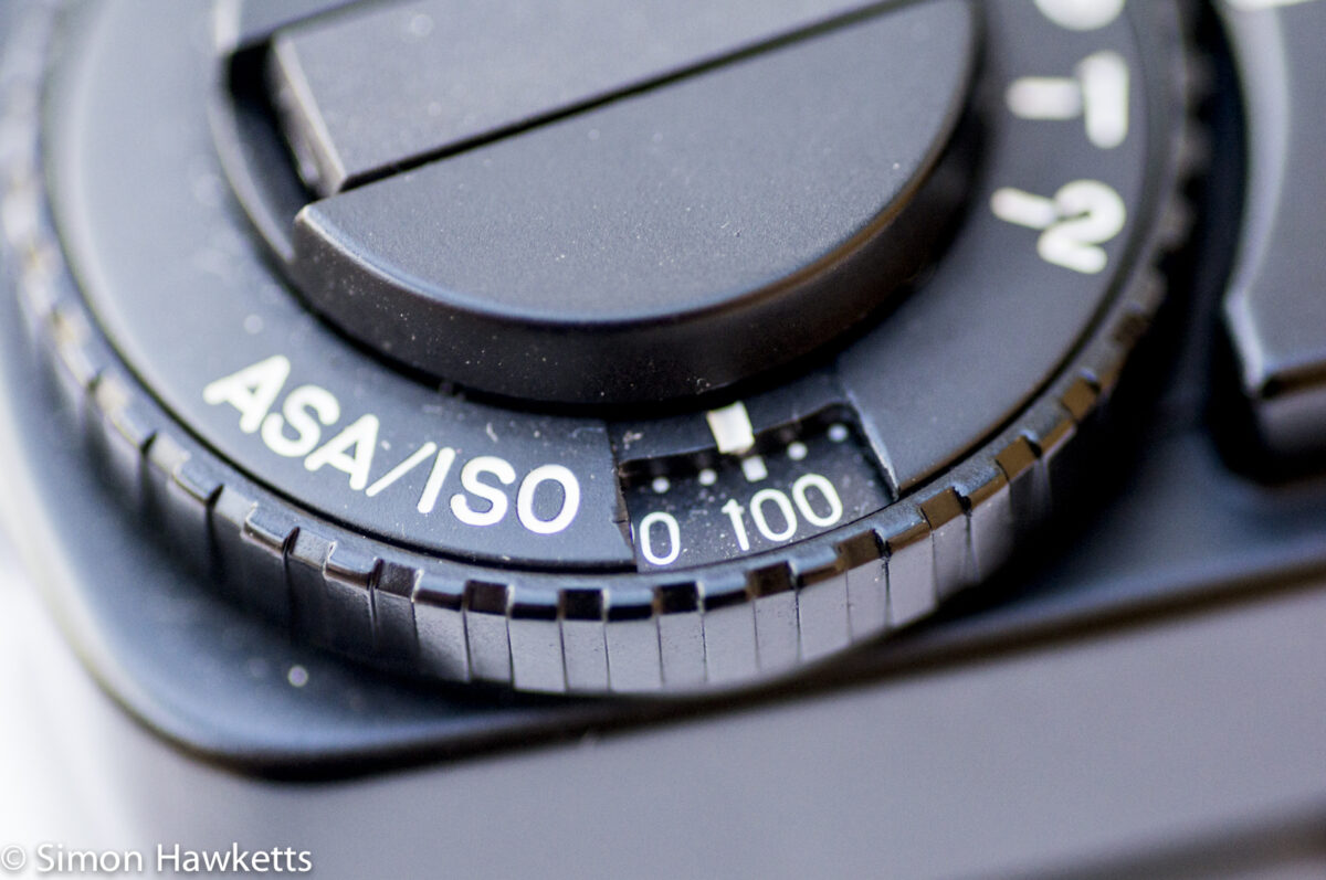 Mamiya ZM Quartz 35mm slr camera showing film speed setting