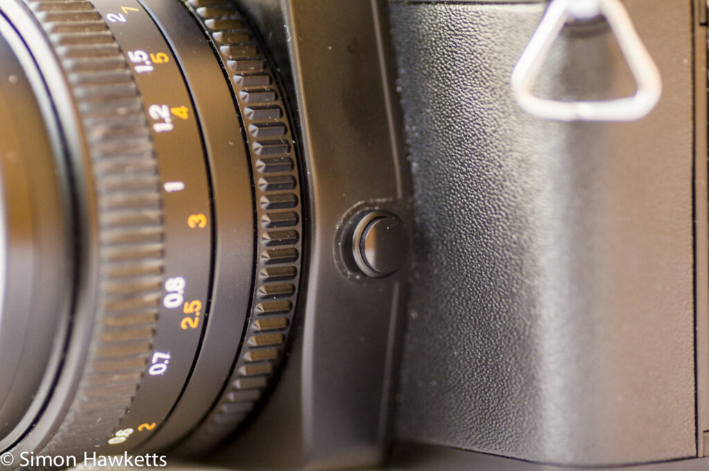 Mamiya ZM Quartz 35mm slr camera showing lens release button