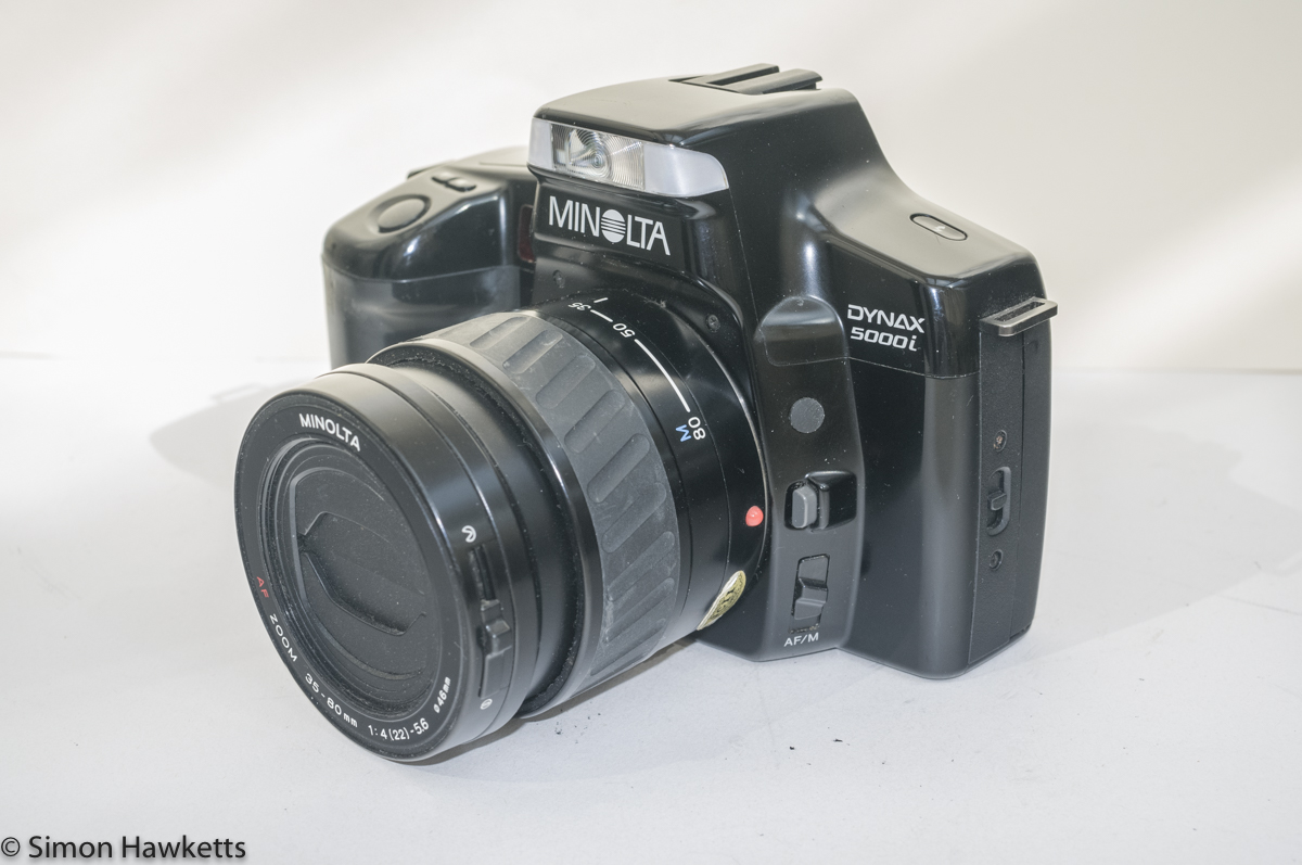 Minolta Dynax 5000i auto focus camera - side view showing af switch and lens release