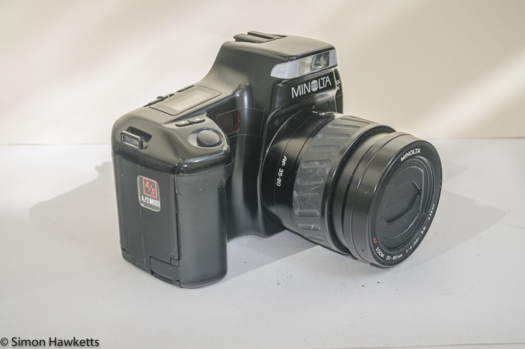 minolta dynax 5000i auto focus camera side view showing grip