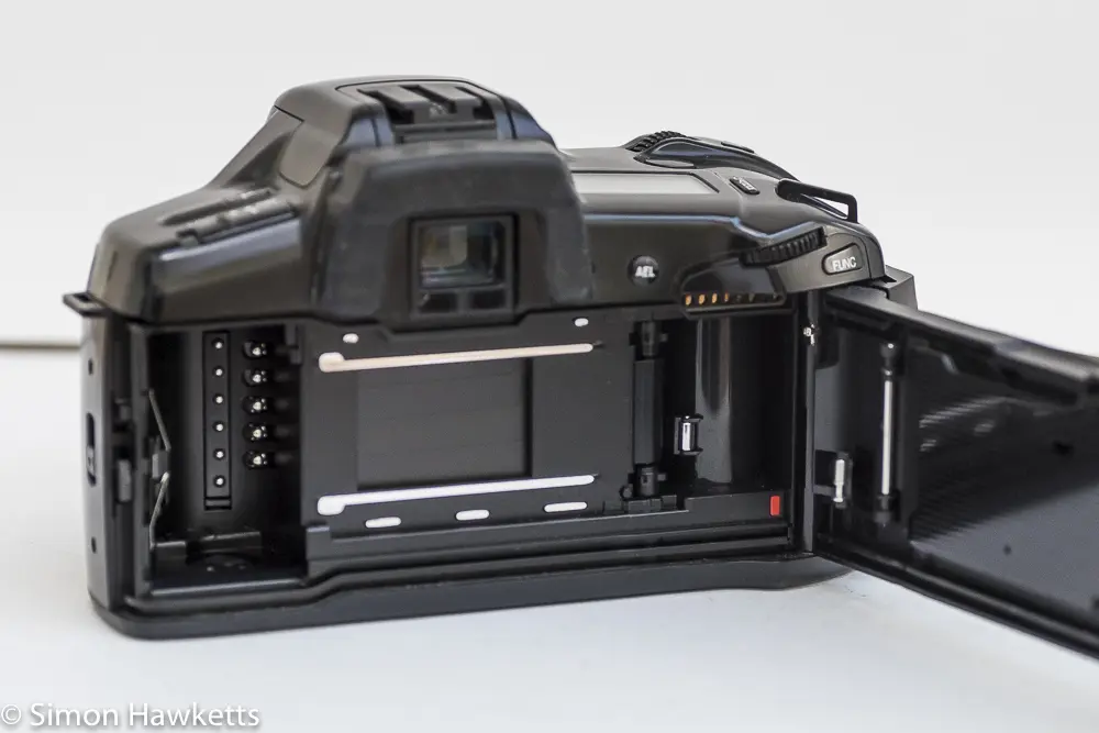 Minolta Dynax 7xi 35mm autofocus slr - Rear view with film door open