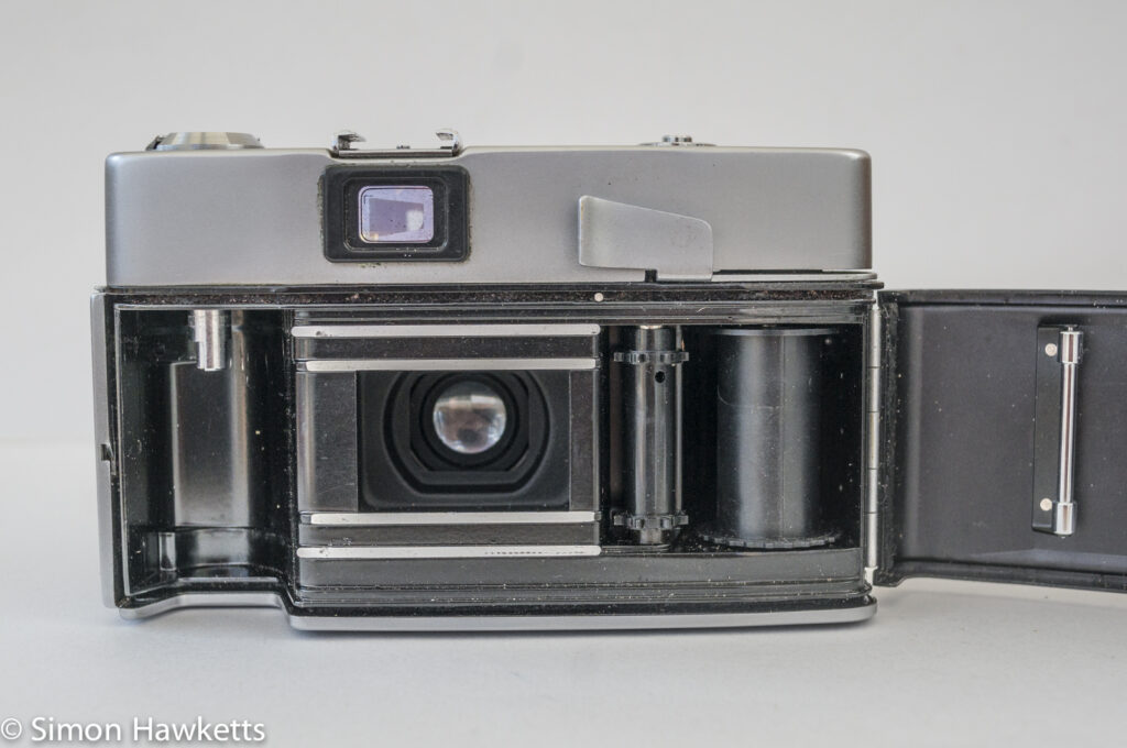Minolta Uniomat II 35mm rangefinder showing film chamber