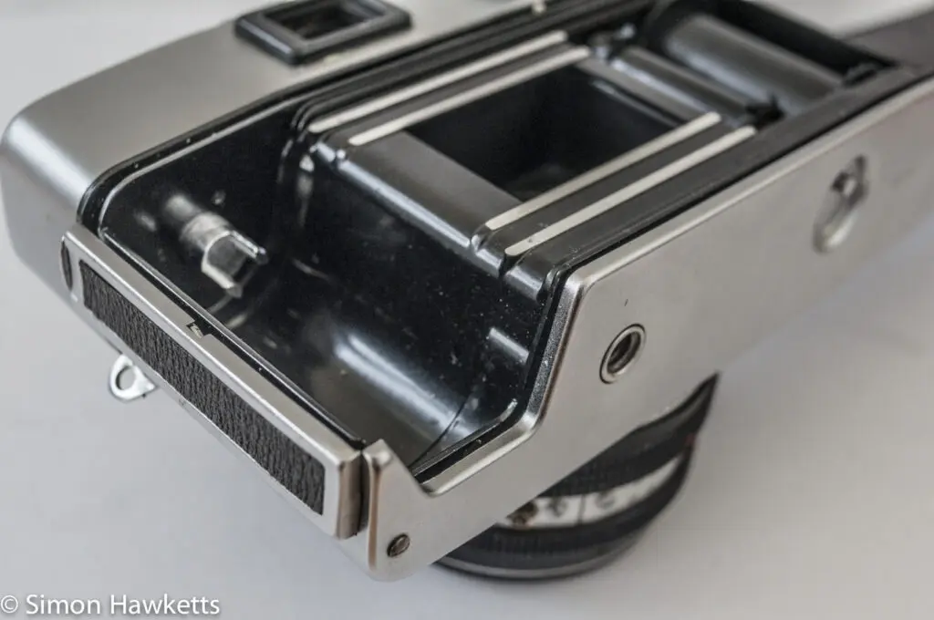 Minolta Uniomat II 35mm rangefinder showing film chamber cut away