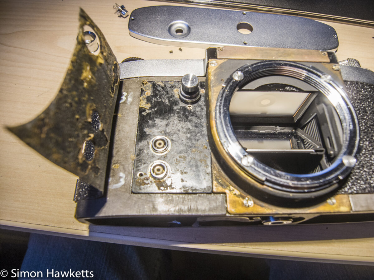 Miranda D-r shutter repair - the shutter button panel revealed