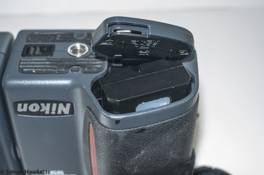 Nikon Coolpix 995 digital camera - Battery Compartment