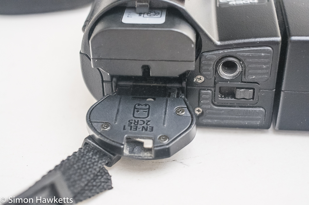 Nikon Coolpix 4500 digital camera - battery compartment
