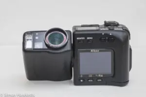 Nikon Coolpix 950 - split lens and body