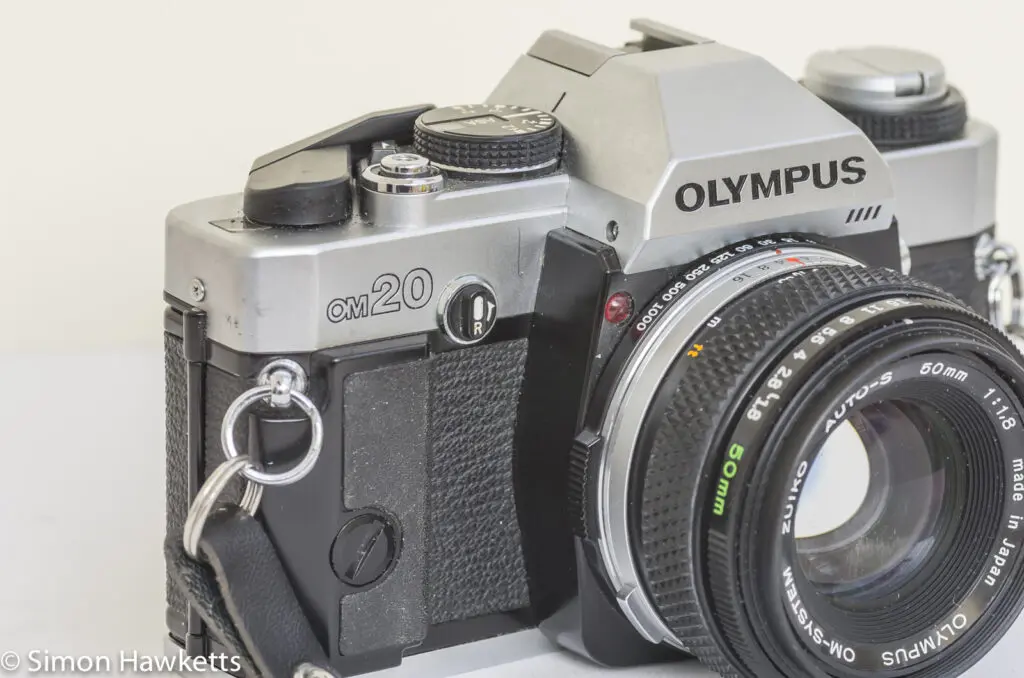 olympus om 20 35mm slr side view showing rewind switch and bolt on grip