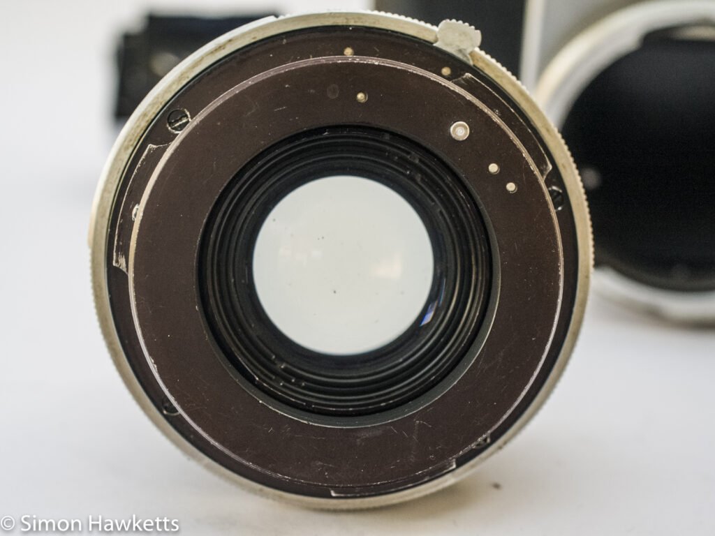 pentacon six showing lens with no aperture blades