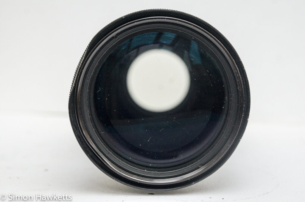 pentax m smc 80 200mm f 4 5 zoom lens showing slight damage to the lens hood