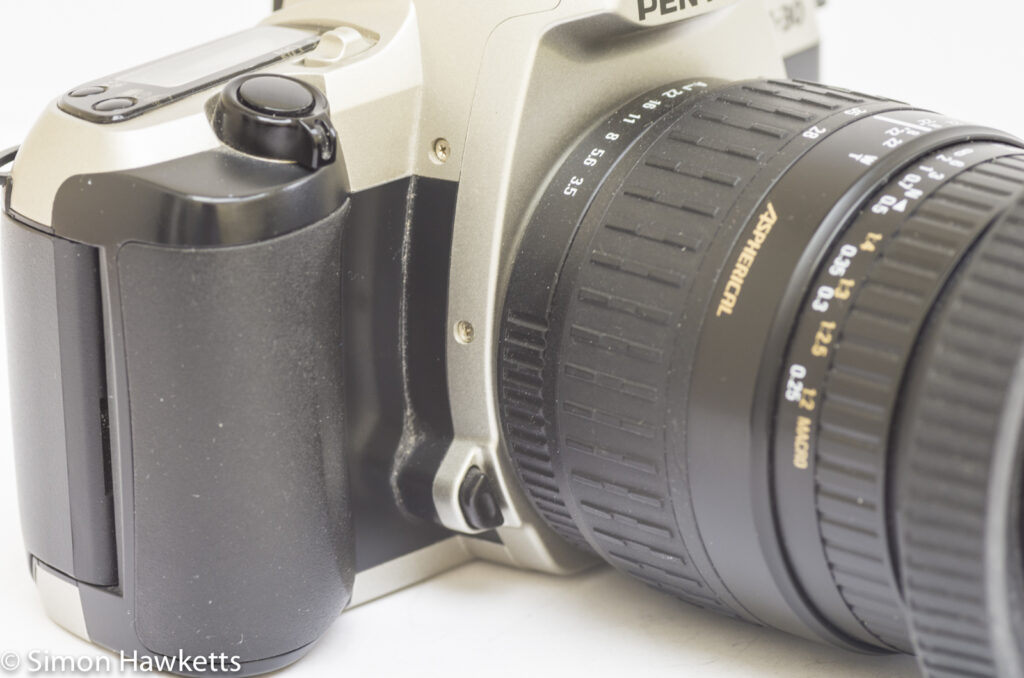 Pentax MZ-30 35mm Autofocus slr showing lens release