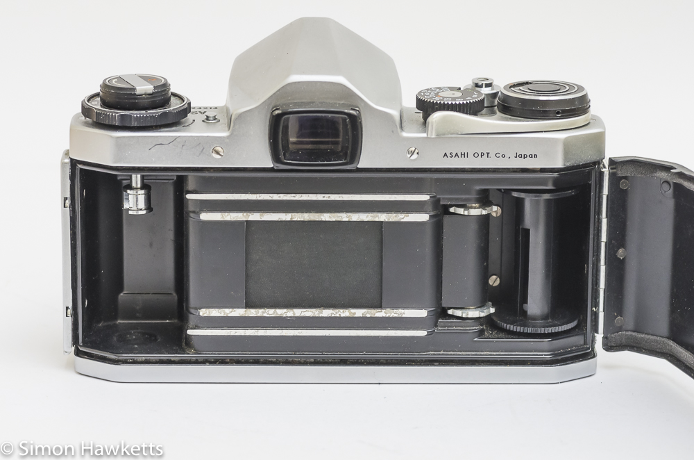 pentax sv 35mm camera showing film chamber