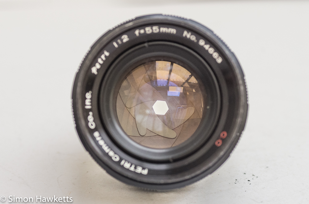 Petri Penta V6 35mm camera - view of 6 blade aperture in lens