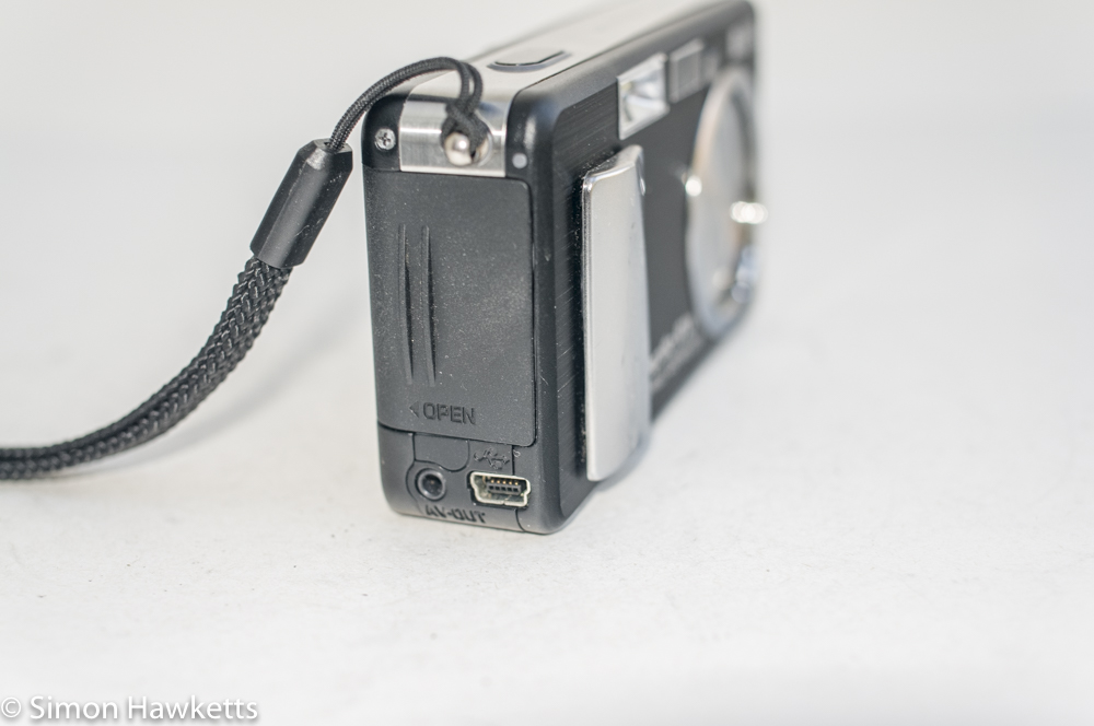 Ricoh Caplio R1v - Side view showing battery door