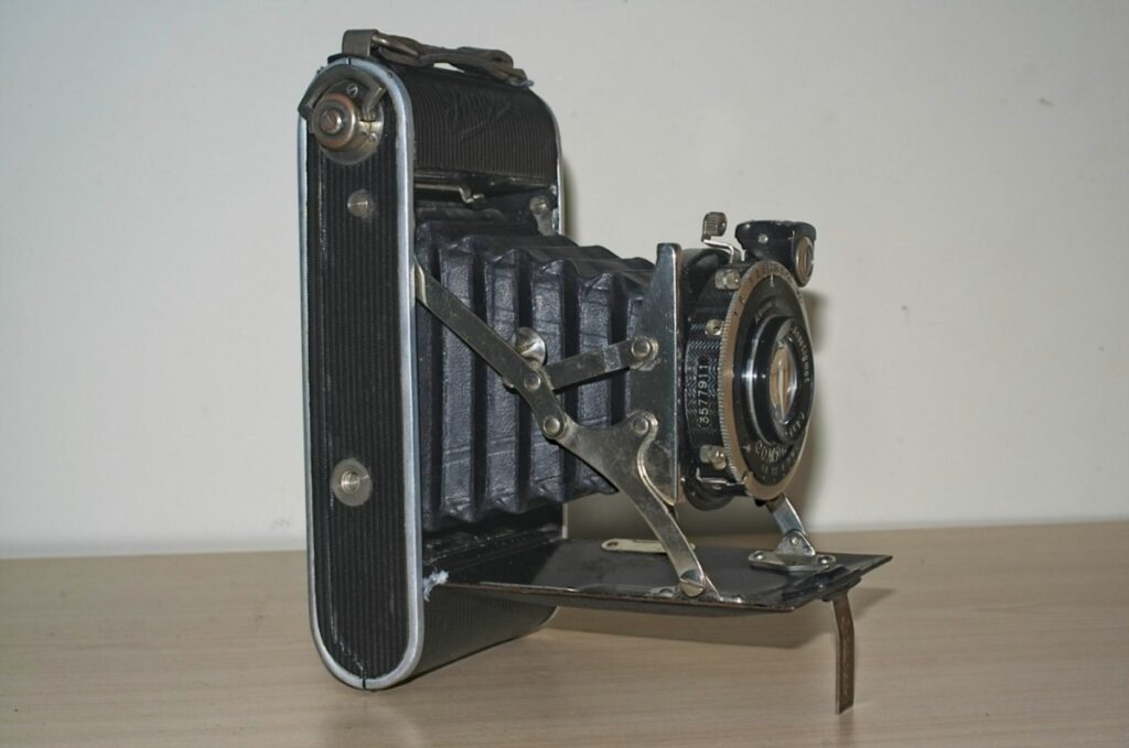 Ihagee Ultrix Folding Camera : Side view showing struts