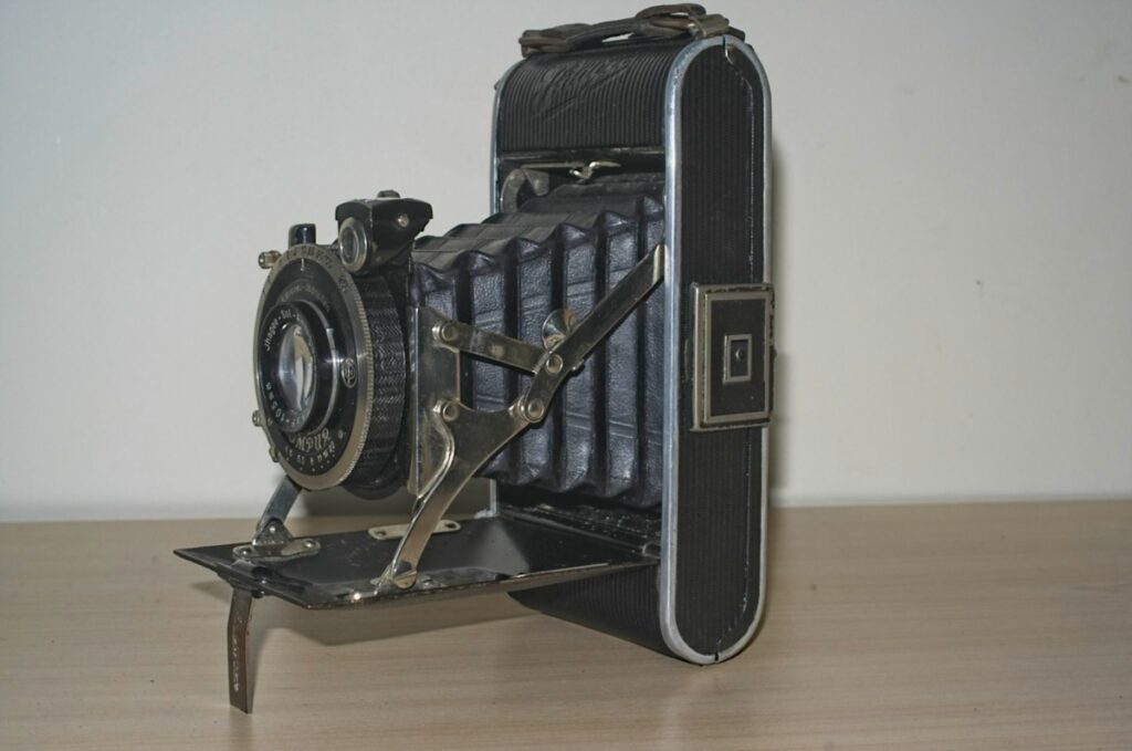Folding Camera : Side view showing Struts and viewfinders