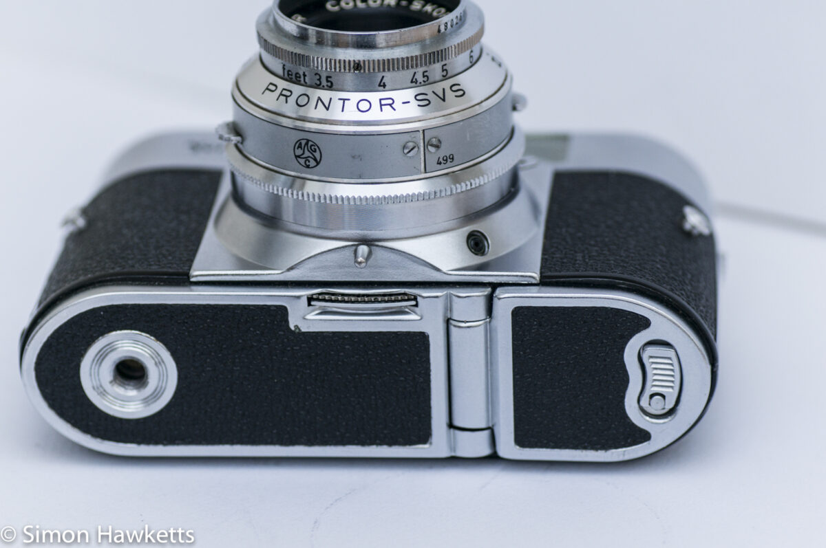 Voigtlander Vito B viewfinder camera showing bottom door