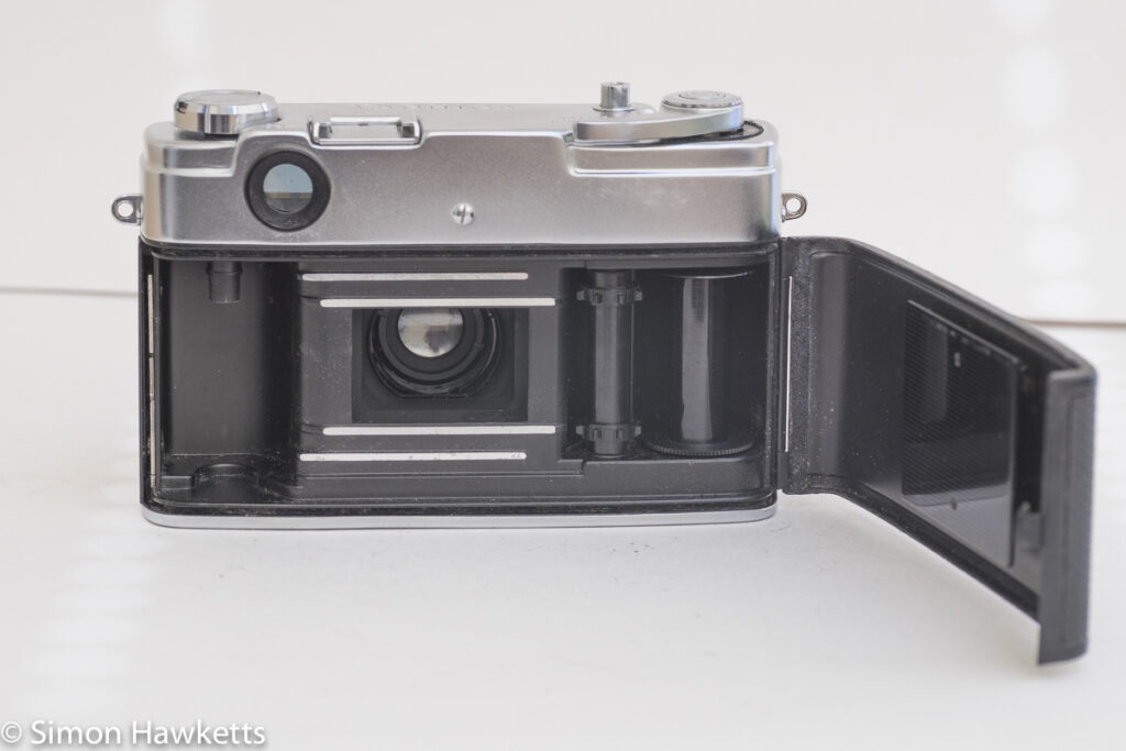 yashica j 35mm rangefinder camera showing film chamber