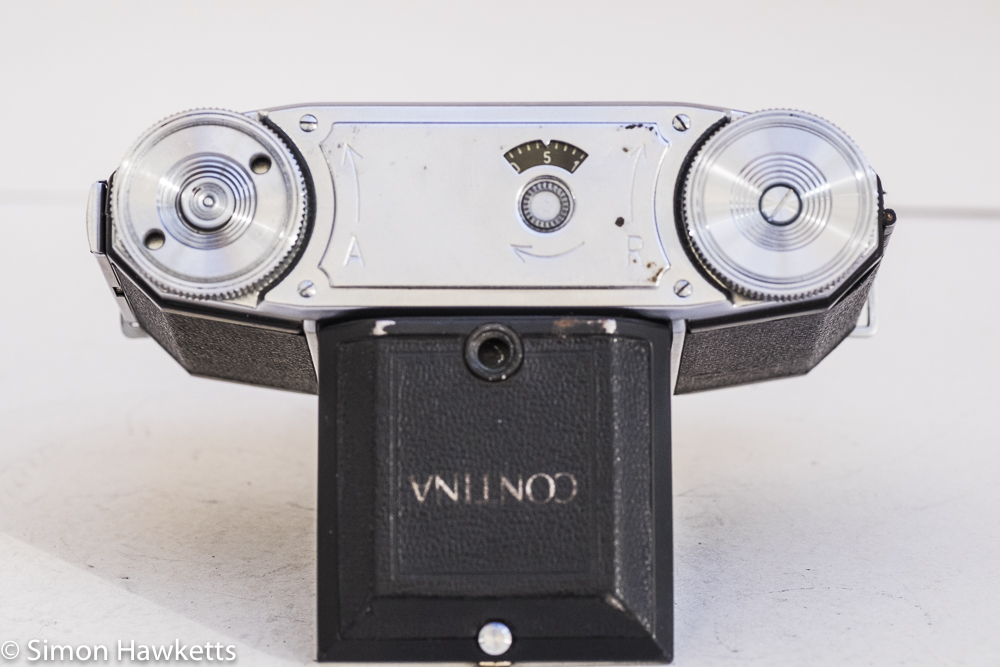 Zeiss Ikon Contina I 35mm viewfinder folding camera - bottom of camera showing film advance, rewind and frame counter