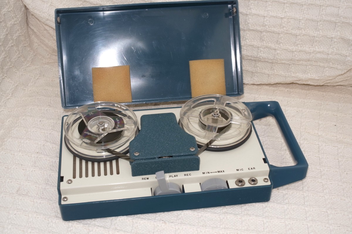 A picture of the Junior Corder HIL-3 battery tape recorder